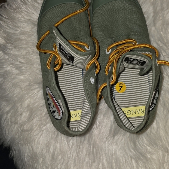 Stylish Green High-Top Sneakers with Patch - Picture 2 of 6